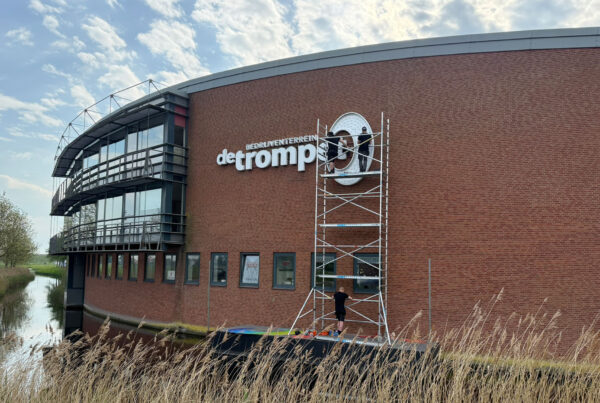 Nieuw logo bedrijventerrein de trompet gevel rotonde