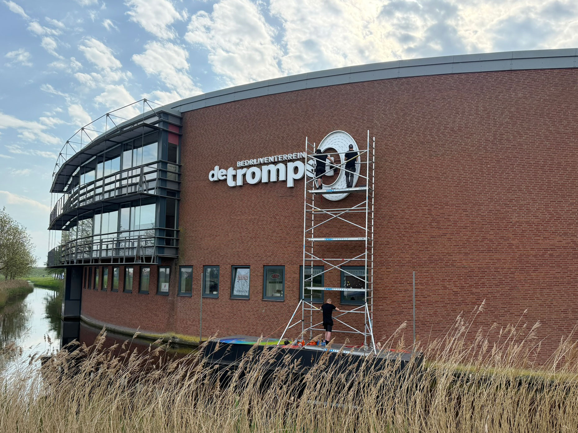 Nieuw logo bedrijventerrein de trompet gevel rotonde